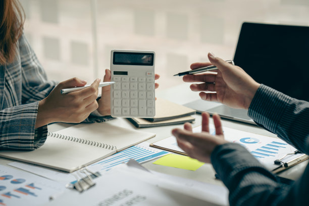 业务团队会议，合作讨论财务数据分析和营销业务战略项目。在办公室展示财务图表文件，特写照片图片下载