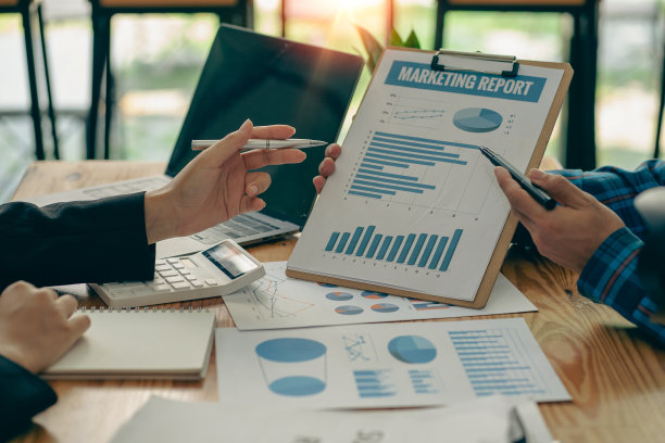 业务团队会议，合作讨论财务数据分析和营销业务战略项目。在办公室展示财务图表文件，特写照片图片下载