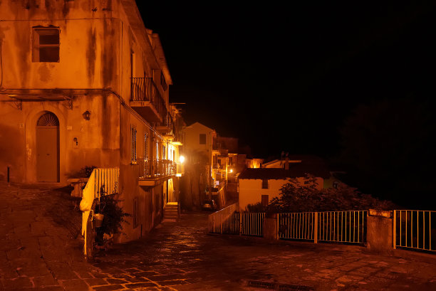 意大利阿格洛波利市深夜的街道。图片下载