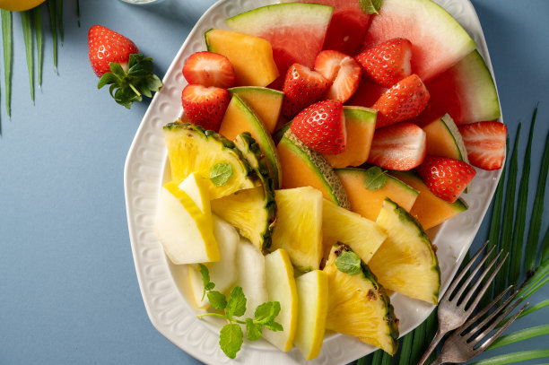 夏季水果拼盘开胃菜，西瓜，菠萝，甜瓜和草莓。图片下载