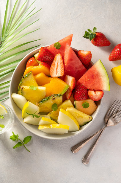 夏季水果，各种拼盘开胃菜，西瓜，菠萝，甜瓜和草莓。图片下载