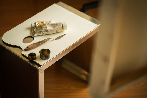 艺术家工作室的绘画用品。图片下载