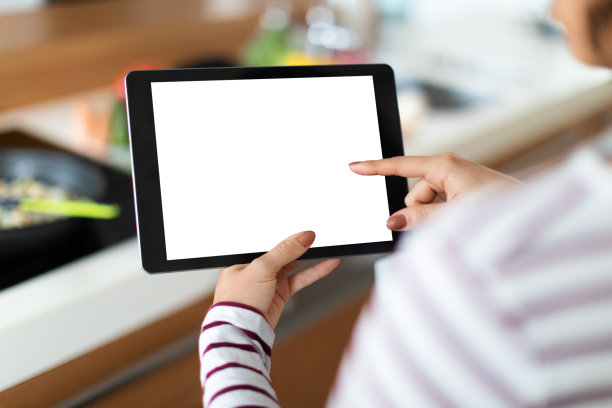 女人在家做饭的照片，用平板电脑，模型图片下载