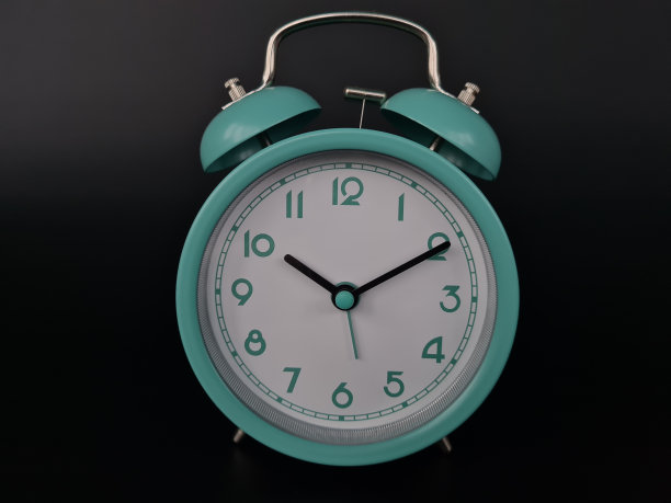 红色复古闹钟在黑暗的背景图片下载