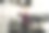 快乐男子喝香槟庆祝2023年。祝贺生日的地方。拱门或照相亭装饰黑色银色气球。墙，带浴室的摄影区。派对时间。图片下载