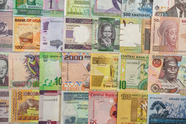 非洲的钱分散在桌子上，所以它被完全覆盖。图片下载