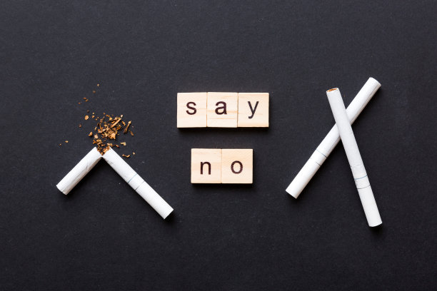 香烟和木块，桌子背景上的碎烟，无烟日与沙漏，时钟健康概念。是时候戒烟了图片下载