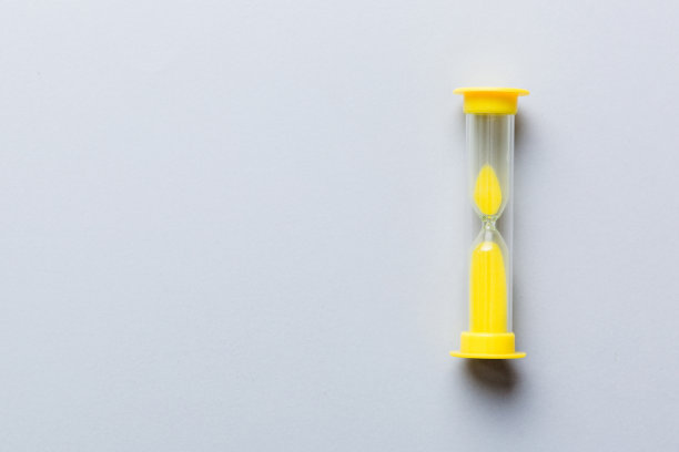 桌子上的沙漏，沙钟作为时间流逝的概念，为业务期限，复制空间图片下载