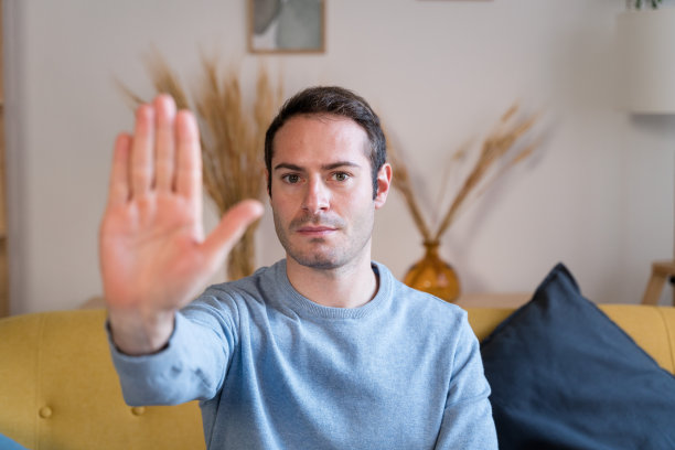 男子在家里做停止的手势图片下载