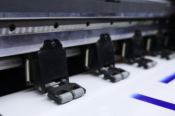 大型印刷机在白色背景上进行数字印刷图片下载