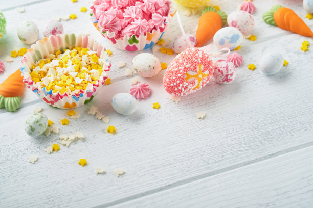 甜蜜的复活节概念。甜蜜的复活节孩子节日品种棉花糖兔子，巧克力复活节蛋，糖果，兔子，零食在白色的木制背景。平铺复活节的装饰思路。模拟。图片下载