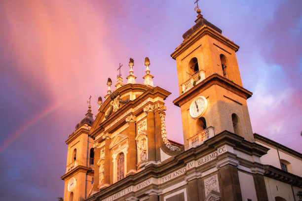 彩虹在古老的罗马教堂在弗拉斯卡蒂镇，罗马，意大利图片下载