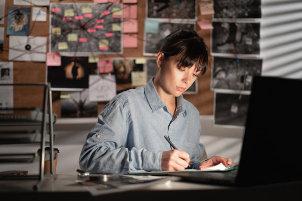 侦探在她的办公室办公桌上用电脑搜索证据图片下载