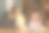 快乐的妈妈和她的小女儿一起度过时光，可爱的女孩画画，而她的妈妈在笔记本电脑上工作图片下载