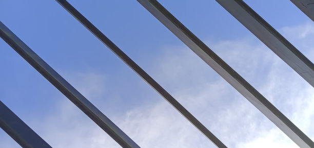 美丽的蓝天背景与对角线的木材图片下载