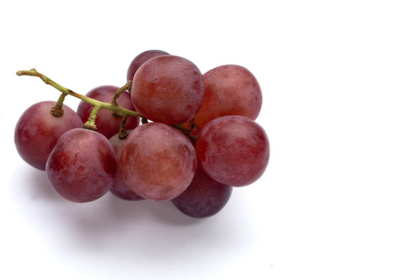 白色底色的新鲜葡萄。图片下载