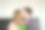 幸福全家福，概念爱情。男人向女人表示祝贺，并送给她郁金香。这对夫妇又接吻又拥抱。家庭节日和团聚。图片下载