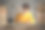 教育的概念。阿拉伯学生在宿舍的桌子上学习，桌上有成堆的书，年轻的男子准备考试，晚上在笔记本上做笔记。图片下载