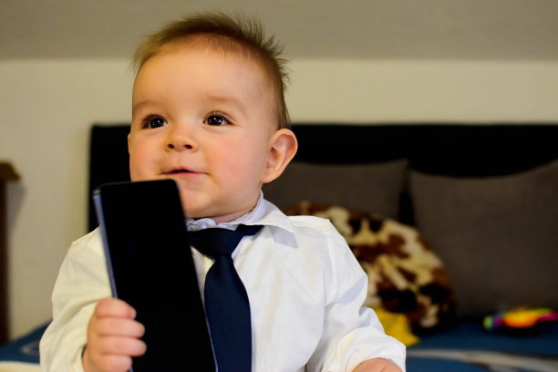 穿着衬衫打领带的可爱男孩图片下载