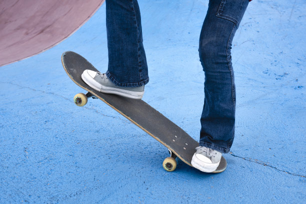 Emale十几岁的女孩带着冲浪鞋微笑，玩得很开心图片下载