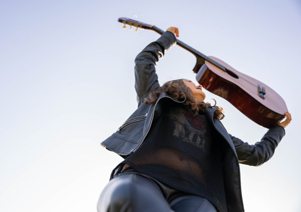 弹吉他的少女图片下载