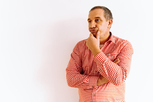 一脸沉思的中年男子图片下载