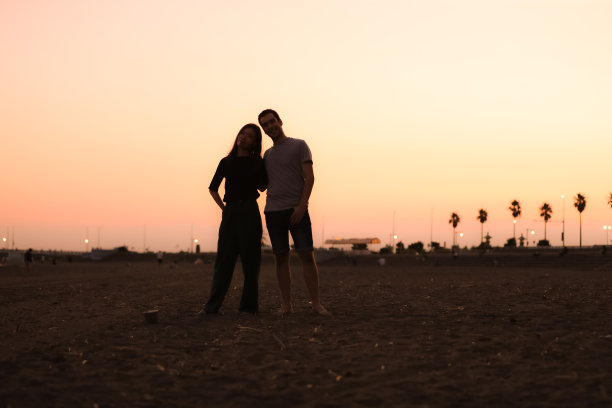 海滩上的幸福小情侣图片下载