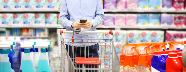 在超市购物。(洗衣粉、洗涤剂、洗发水、肥皂)图片下载