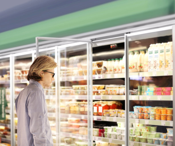 一名男子在超市挑选乳制品图片下载