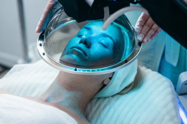 现代美容诊所成人女性LED光面部治疗图片下载