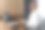 一名商人闭着眼睛坐在家中的工作场所，一边在笔记本电脑上工作，一边冥想。图片下载