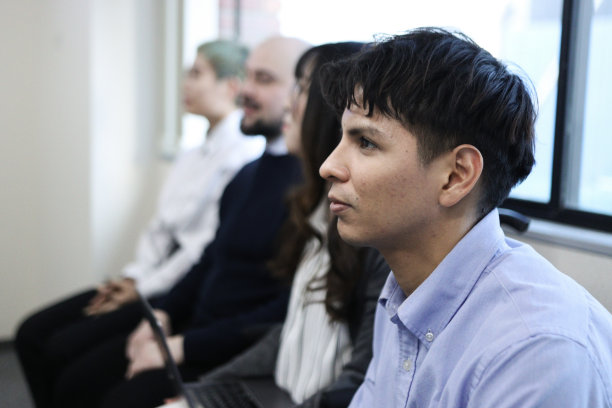 不同的人参加学校的课堂图片下载