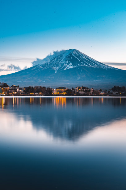 晚上的川口湖和富士山图片下载