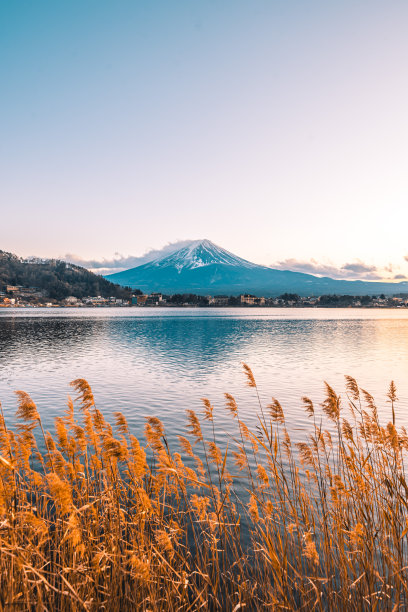 日落时的富士山、川口湖和附近的川口镇。图片下载