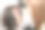 年轻的黑发女子在美容院进行修眉手术。年轻的美容师在客户脸上使用热蜡。图片下载