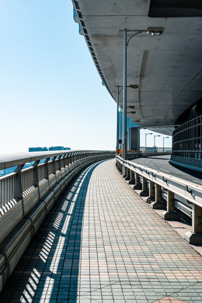 彩虹桥的行人/自行车道“彩虹长廊”入口图片下载