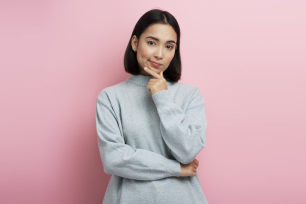 沉思的女孩思考严肃的问题，用不确定犹豫的表情看着图片下载