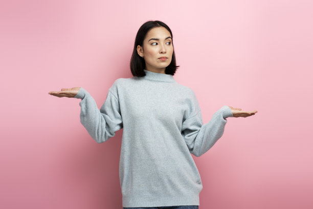 肖像不确定困惑的女孩在毛衣表达怀疑和困惑图片下载