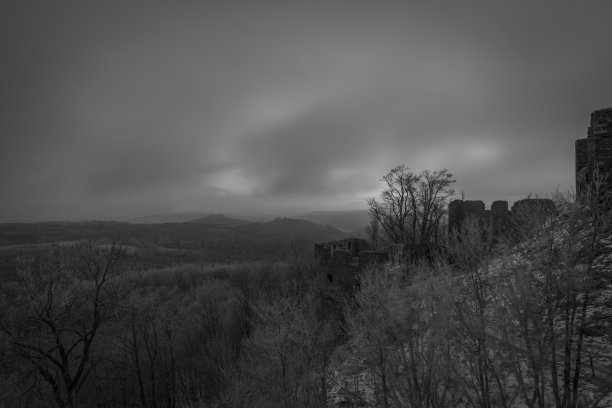 在温泉小镇卡罗维发利附近的安德尔斯卡·霍拉遗址上，冬天的早晨寒冷刺骨图片下载