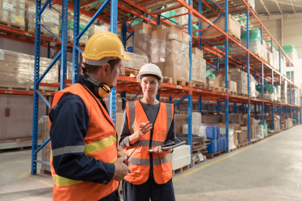 经理将报告交给领班，共同检查需要带入中央仓库的货物。然后发送到各个区域配送中心。图片下载