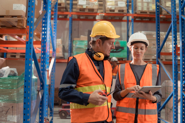 经理将报告交给领班，共同检查需要带入中央仓库的货物。然后发送到各个区域配送中心。图片下载