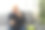一位老先生坐在沙发上看电视。图片下载