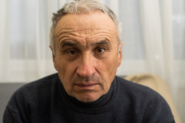 严肃的表情长辈长辈图片下载