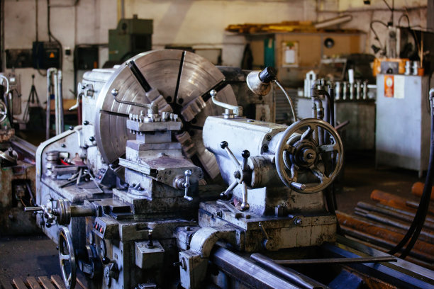 在金工车间操作车床图片下载