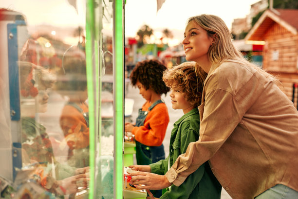 孩子们在嘉年华旋转木马上玩得很开心图片下载