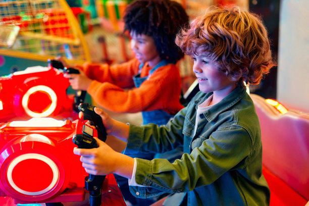 孩子们在嘉年华旋转木马上玩得很开心图片下载