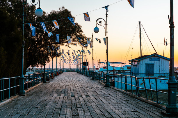 拉纳卡码头美丽的日出。停着游艇，蓝天。塞浦路斯拉纳卡的菲尼库德斯。图片下载