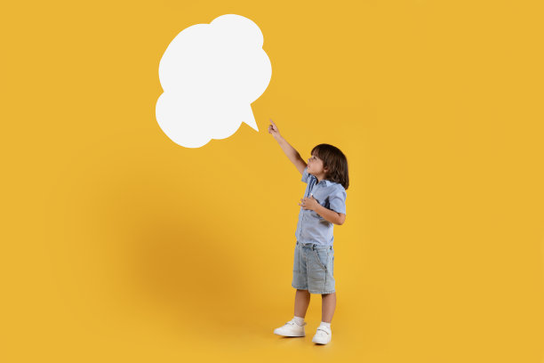 可爱的小男孩指着空空如也的泡泡讲话，感到兴奋的消息，满满的长度，自由的空间图片下载