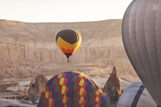 热气球降落在卡帕多西亚的山上图片下载