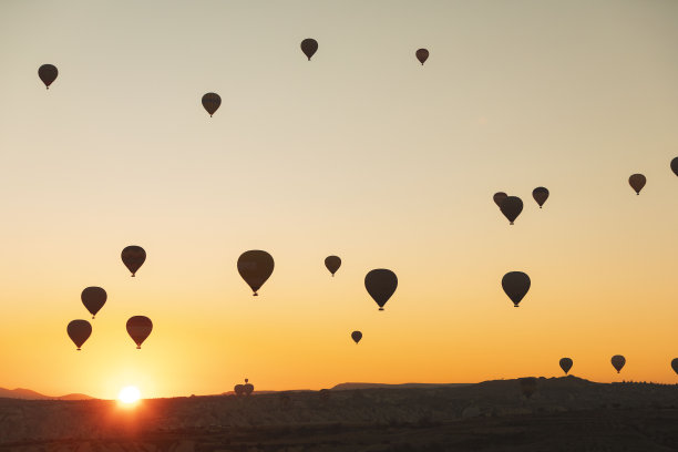 日出时在卡帕多西亚放飞的热气球图片下载